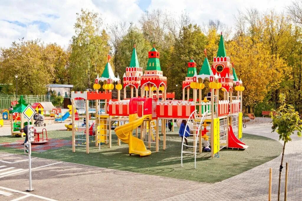 Детская площадка городок. Челябинск металлургический район парк тищенко. Детский городок работы. Парк гагарина самара дет площадка. Детские площадки для дворовых территорий.