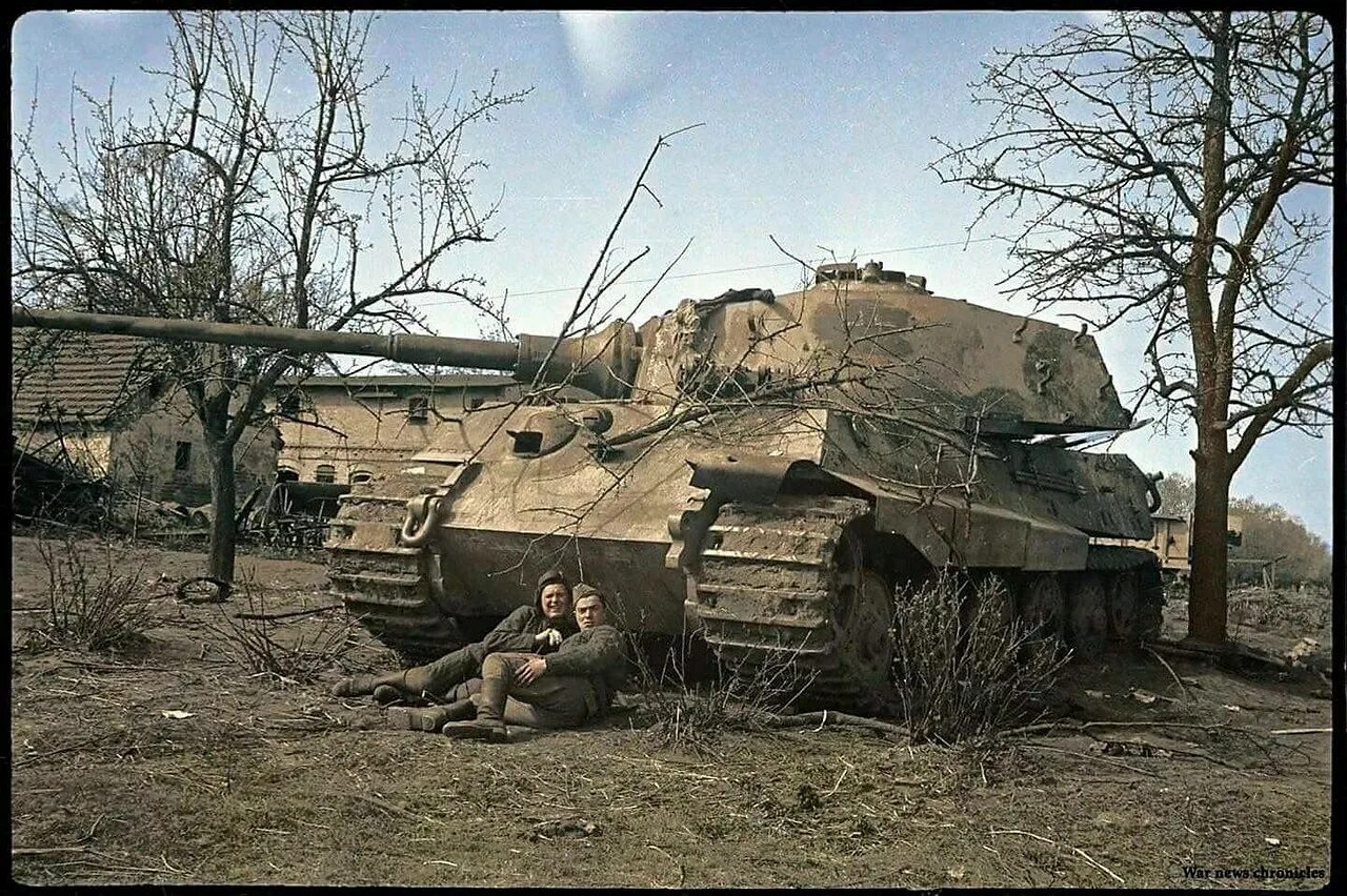 Подбитые советские танки. Королевский тигр 1944. Танк 2 мировой войны Королевский тигр. Королевский тигр Сандомирский плацдарм.