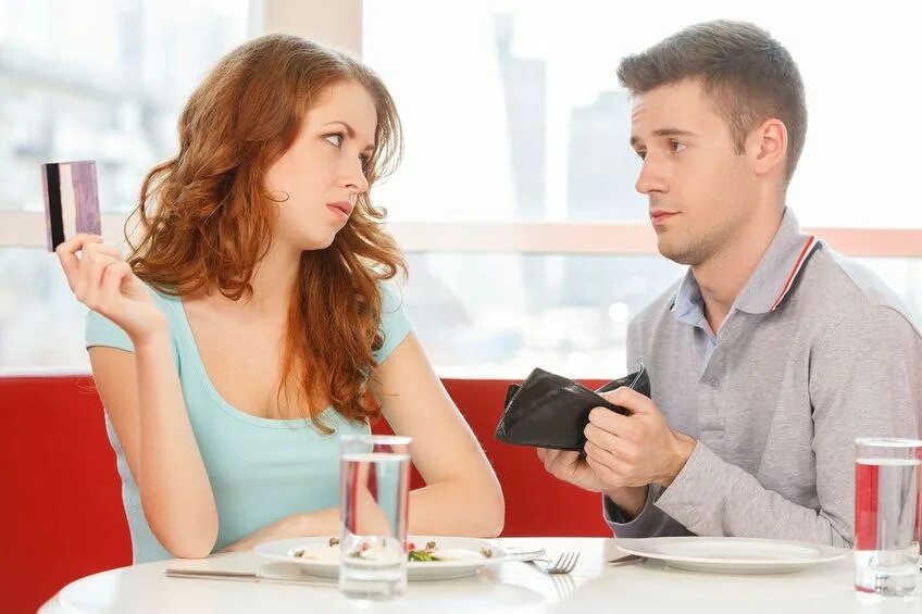 Муж тратит. Девушка на первом свидании. Мужчина платит в ресторане. Мужчина на первом свидании. Мужчина и женщина делят деньги.