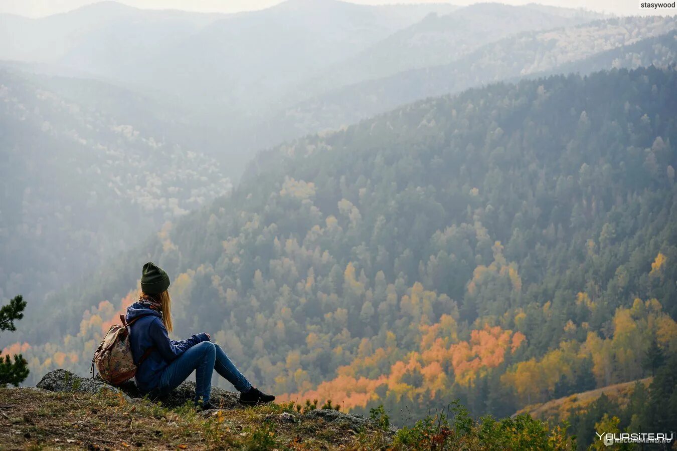 Душевное спокойствие фото. Одинокий человек на вершине горы. Человек наедине с природой. Наедине с морем. Остаться наедине с природой.