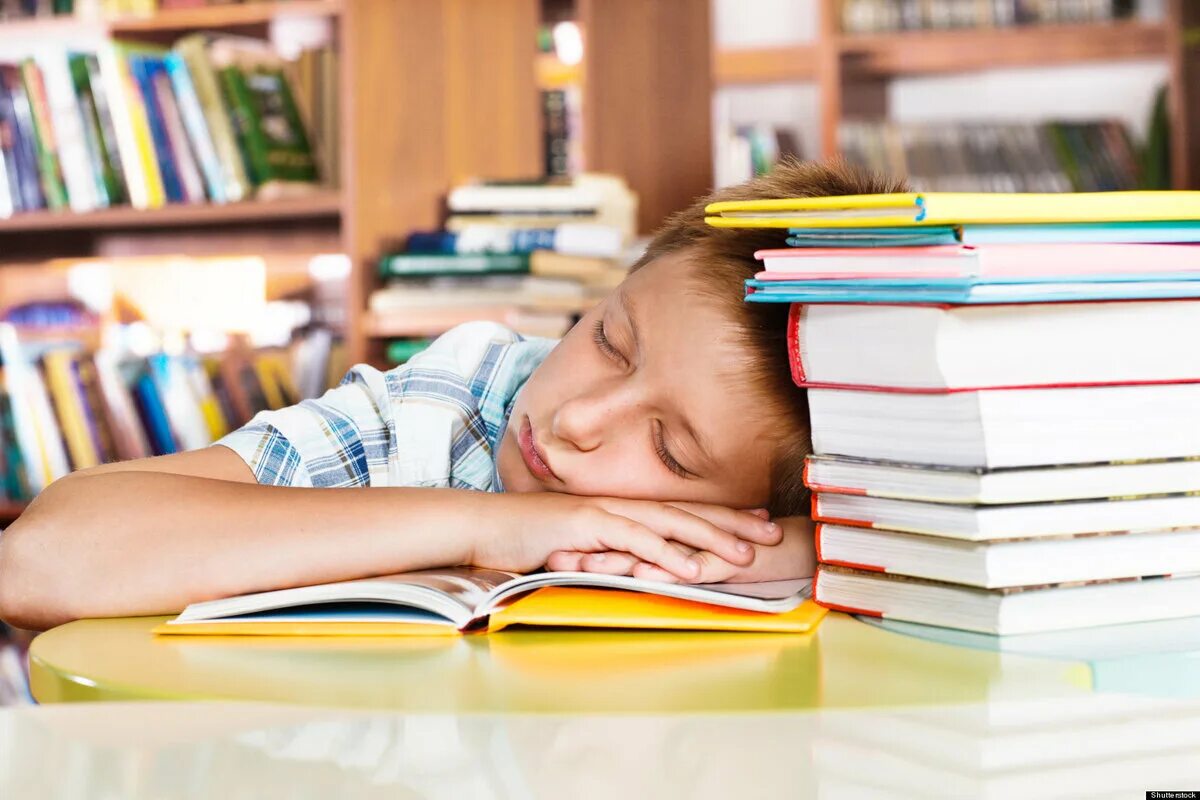 Дети спят в школе. Утомляемость школьников. Переутомление школьника. Сон школьника. Сонный ребенок в школе.