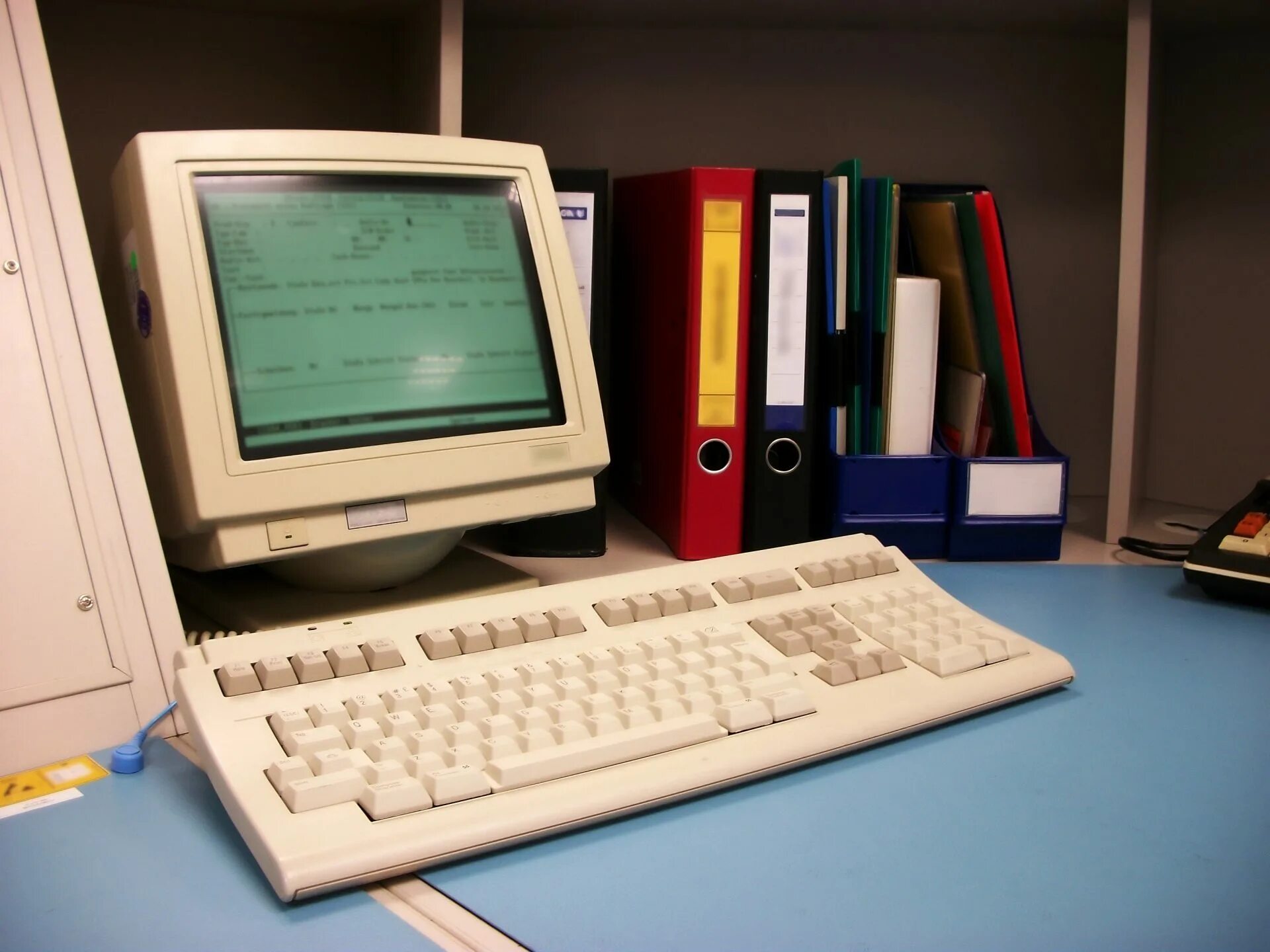 Old computer. Компьютер старого образца. Плохой компьютер. Рабочий компьютер старый. Устаревший компьютер.