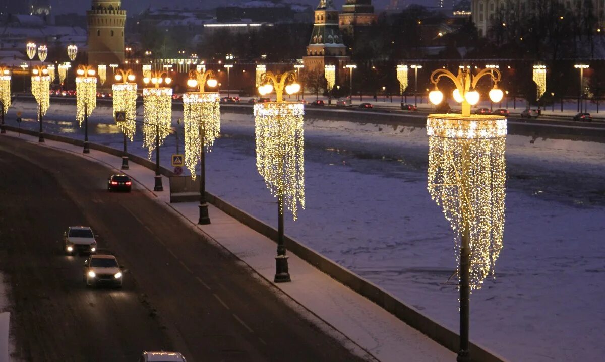 Делаем свет москва. Освещение набережной. Иллюминация на опорах. Освещение набережной в Москве. Праздничное освещение на опоры освещения.