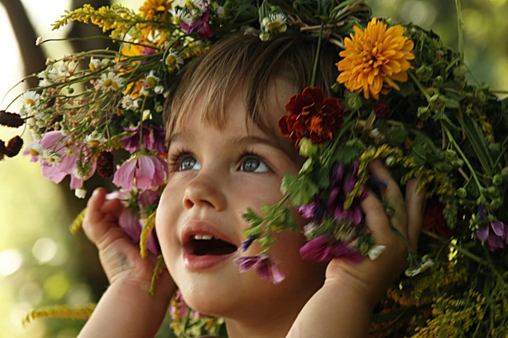 Песня вот и оно долгожданное лето. Дети с цветами. Дети радость жизни. Цветы для детей. Девочка с цветами.