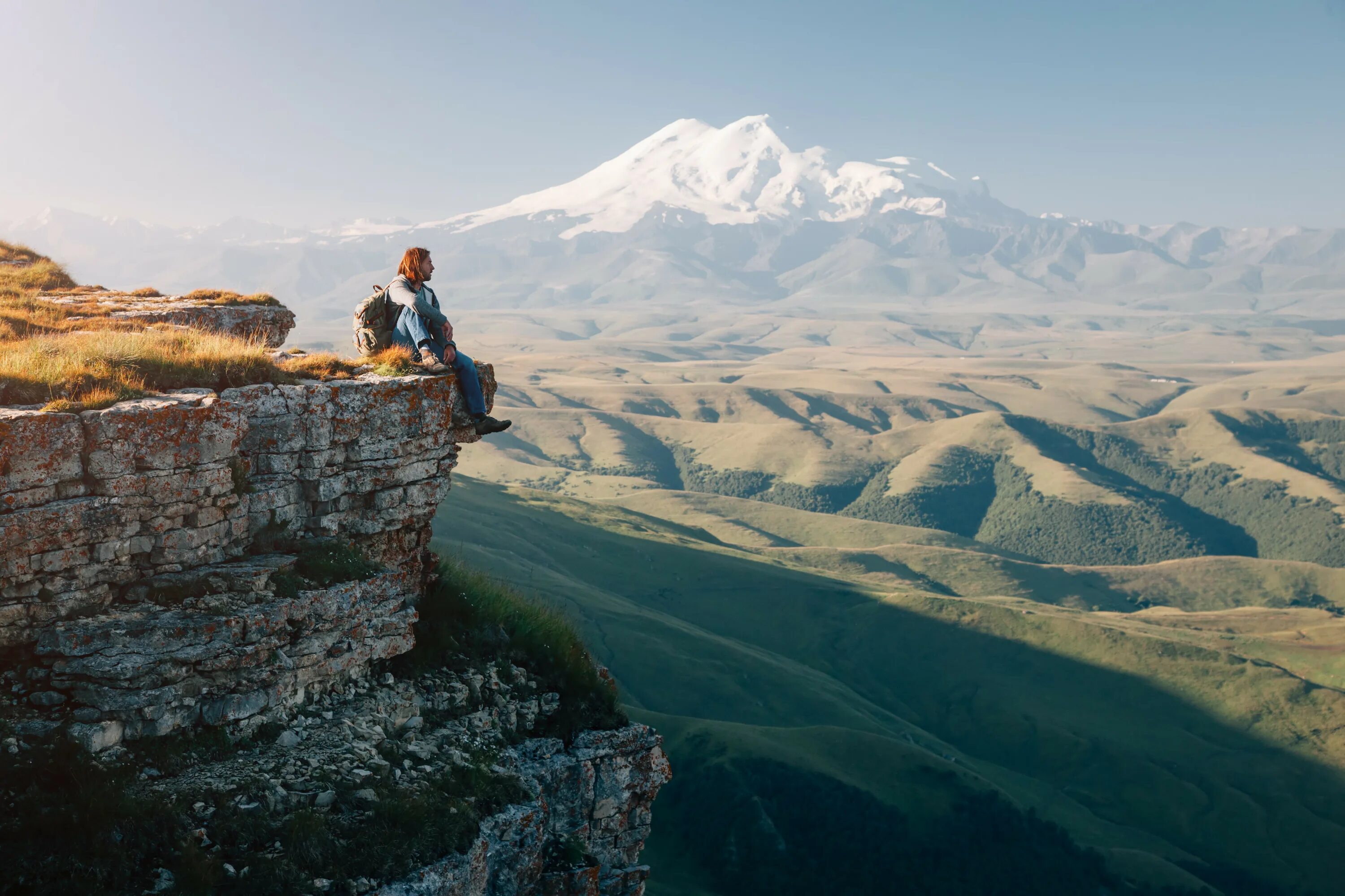 На вершине горы четверо. Сожгите прошлое в огне гори. Человек на горной вершине. Вершина горы. Фон гор.