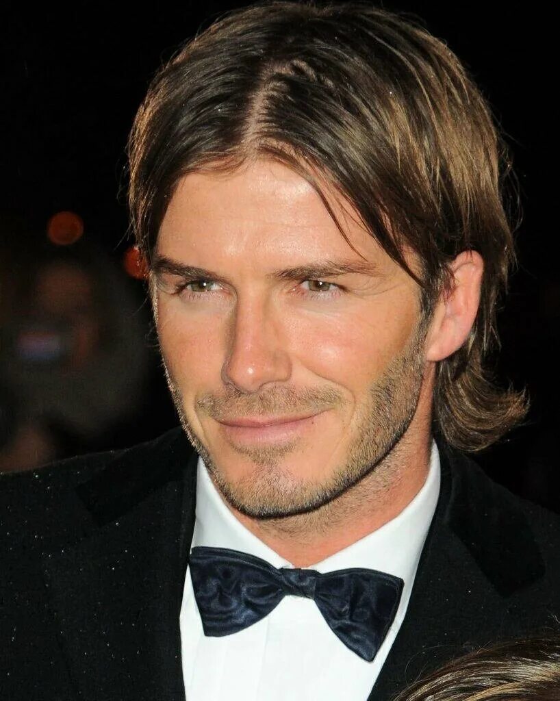 Тонкие волосы у мужчин. Дэвид Бекхэм. Дэвид Бекхэм стрижки длинные. David Beckham Haircut. Дэвид Бекхэм с длинными волосами.