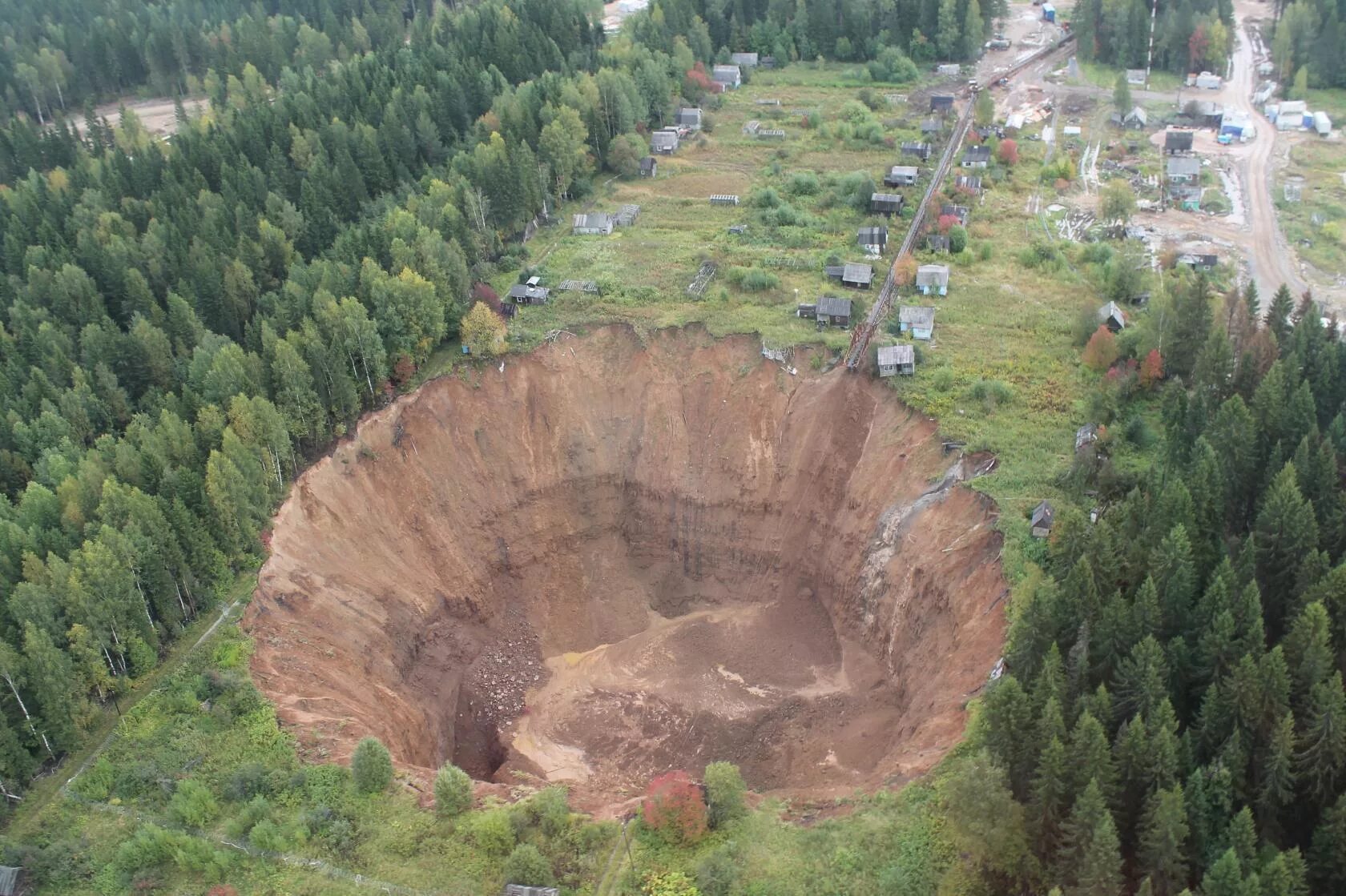 Провал попытки 7 букв. Карстовая воронка в Соликамске. Соликамск карстовые воронки. Карстовые воронки Березники. СКРУ 2 Соликамск провал.