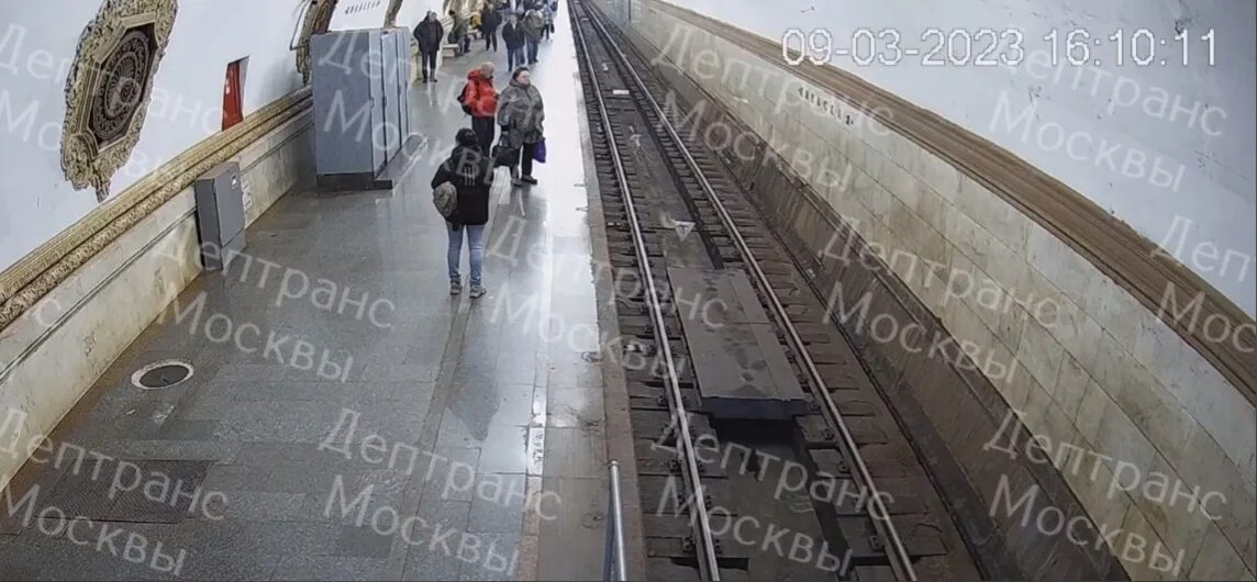 Мужчина толкнул под поезд. Станция метро. Поезд метро. Метро фото. Подростка толкнули на рельсы в Московском метро.