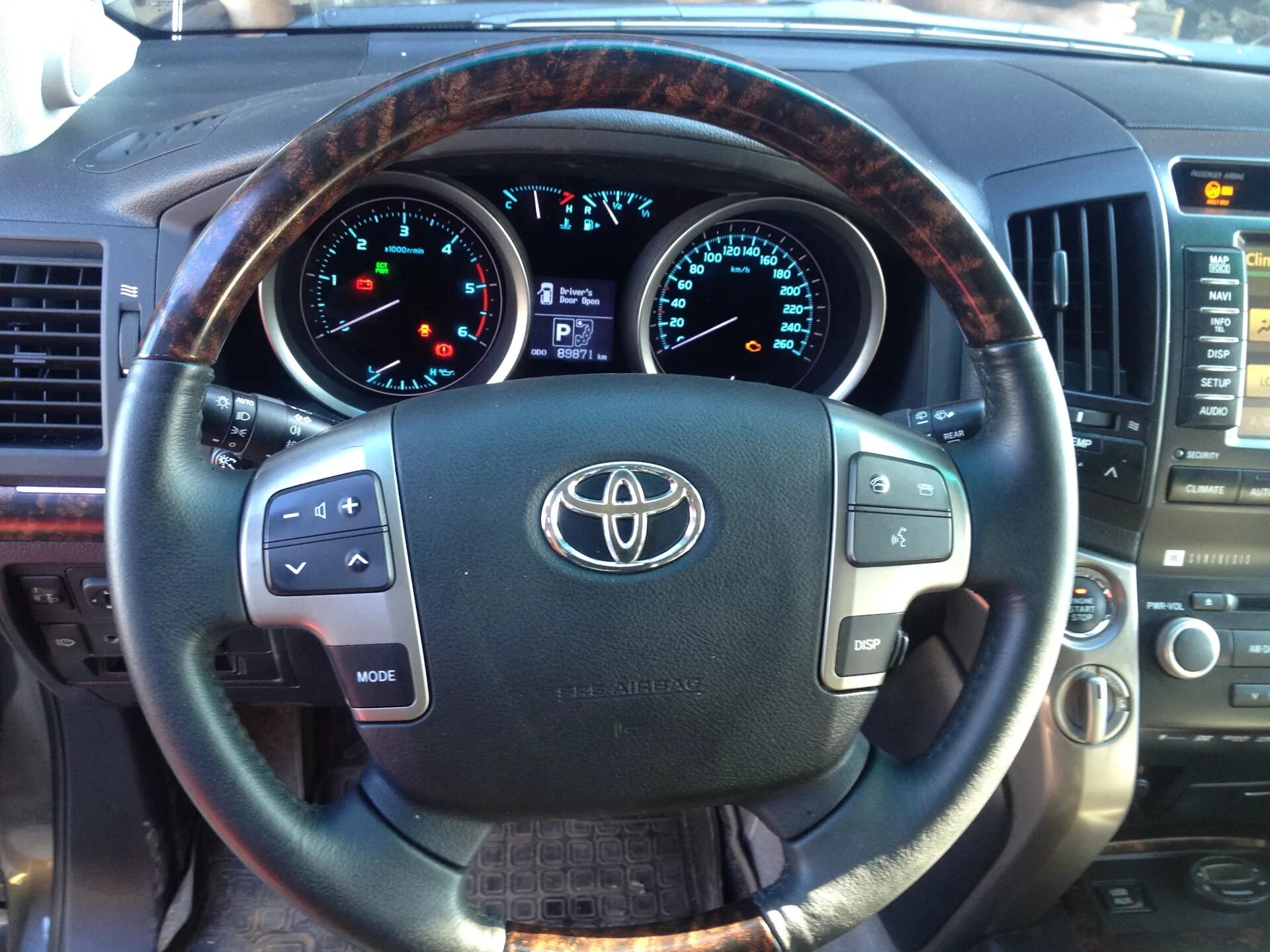 Ошибка тлк 200. Руль тлк 200. tlc 200 руль рестайлинг. за рулём toyota land cruiser 200. тлк 200 2010 руль.