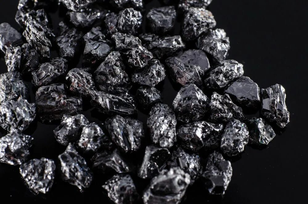 Фото черного серебра. Минерал карбонадо черный Алмаз. Черный Алмаз карбонадо пике. Черный Алмаз карбонадо необработанный.