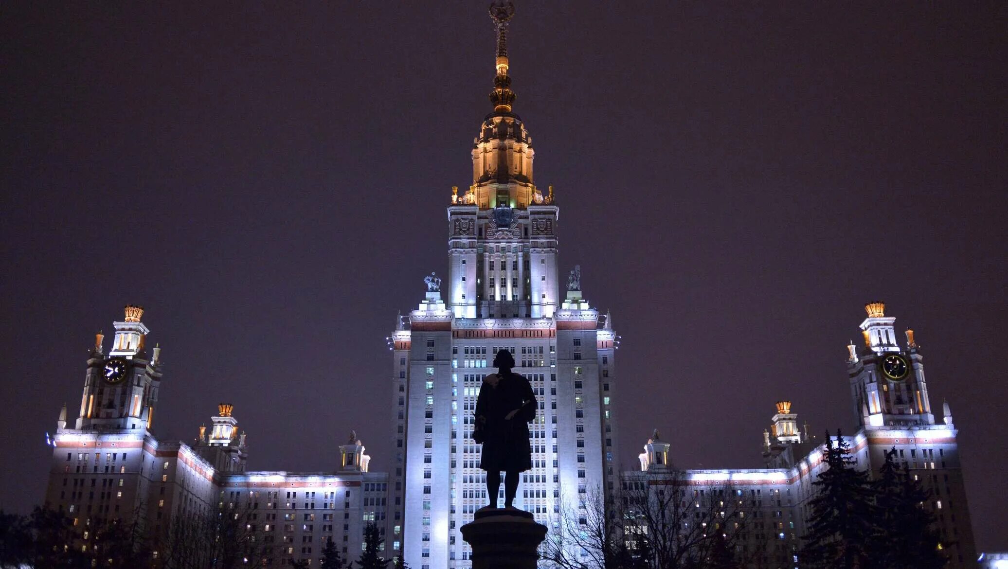 Мгу юный. МГУ. МГУ имени Ломоносова. Университет им Ломоносова в Москве ночью. Здание МГУ В Москве ночью.