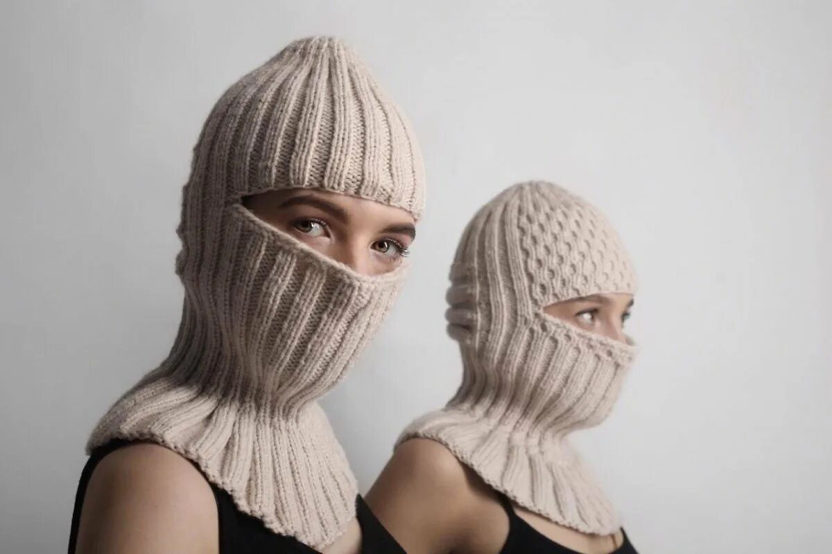 вяжем балаклаву спицами женскую. вяжем балаклаву спицами женскую. шапка балаклава спицами. шапка балаклава 2022. балаклава вязаная женская.