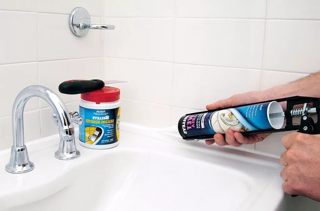 Чем замазывать между плитками в ванной. Силикон для швов в ванной. Герметизация ванны силиконом. Герметик для раковины в ванной. Герметик для швов плитки в ванной.