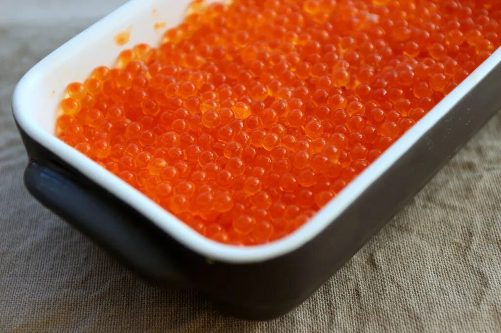 Икра форели 0,5кг замороженные фото. Икра форели домашнего посола. Ястыковая икра горбуши. Засолка икры форели. Икра соленая.