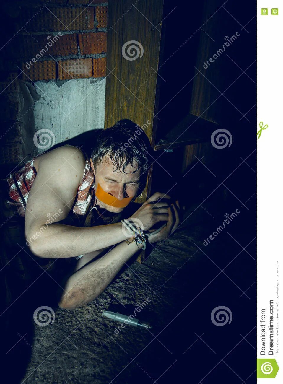 Парень связанный в подвале. Связанный мальчик подросток. Парень связанный в подвале. Раб на цепи. Связанный парень.