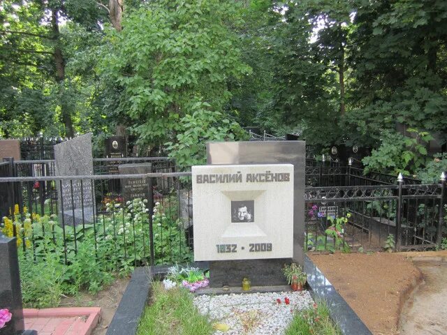 Могила могила василия сталина в казани. Где похоронены дети сталина. Джугашвили василий иосифович могила. Троекуровское кладбище могилы василия джугашвили. Где похоронены дети сталина.