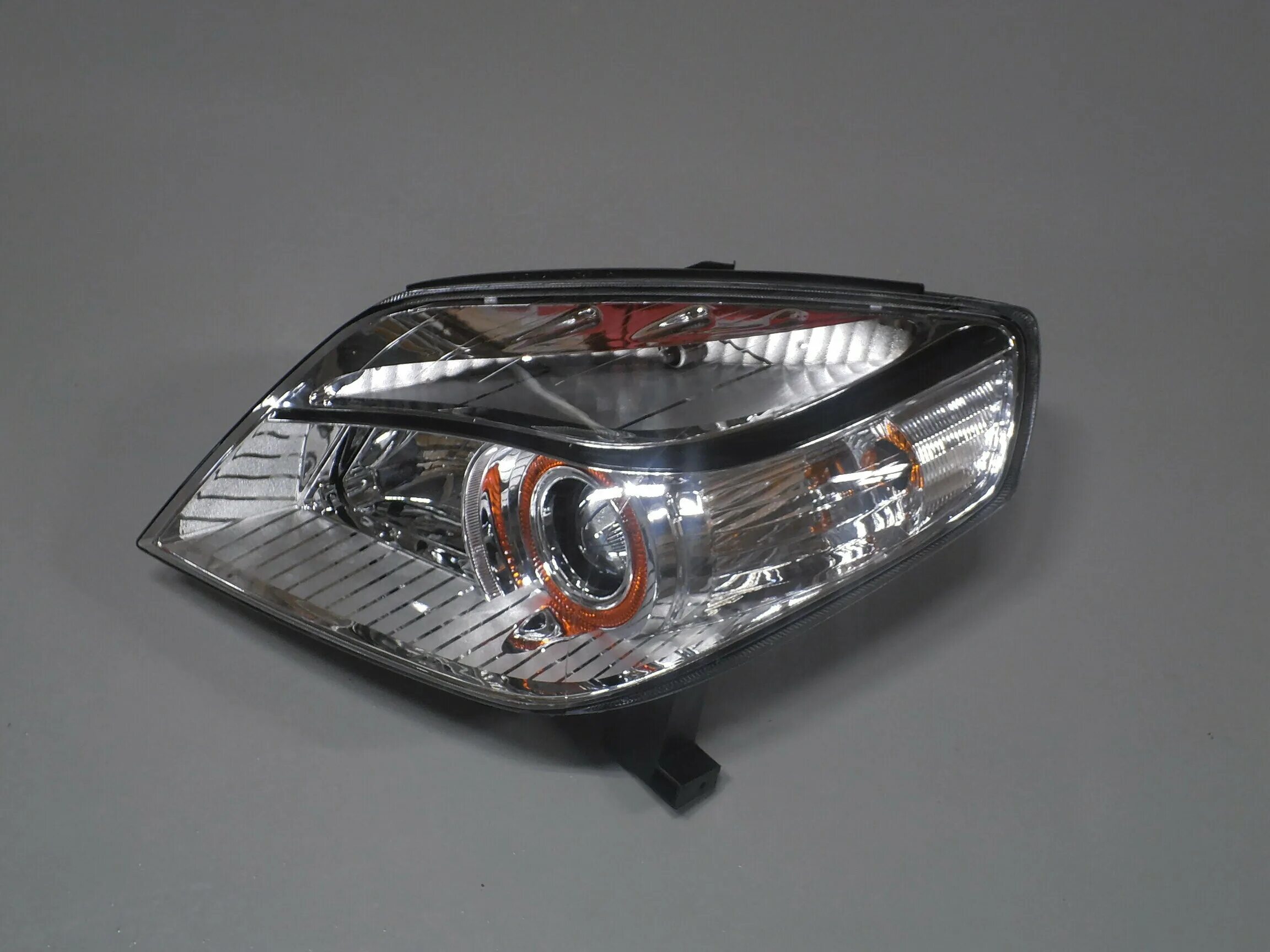 Geely mk cross передние фары. Фара джили мк кросс. Фара geely 1067001211. Линзованные фары на тойоту короллу 120 кузов. Фара левая джили мк.