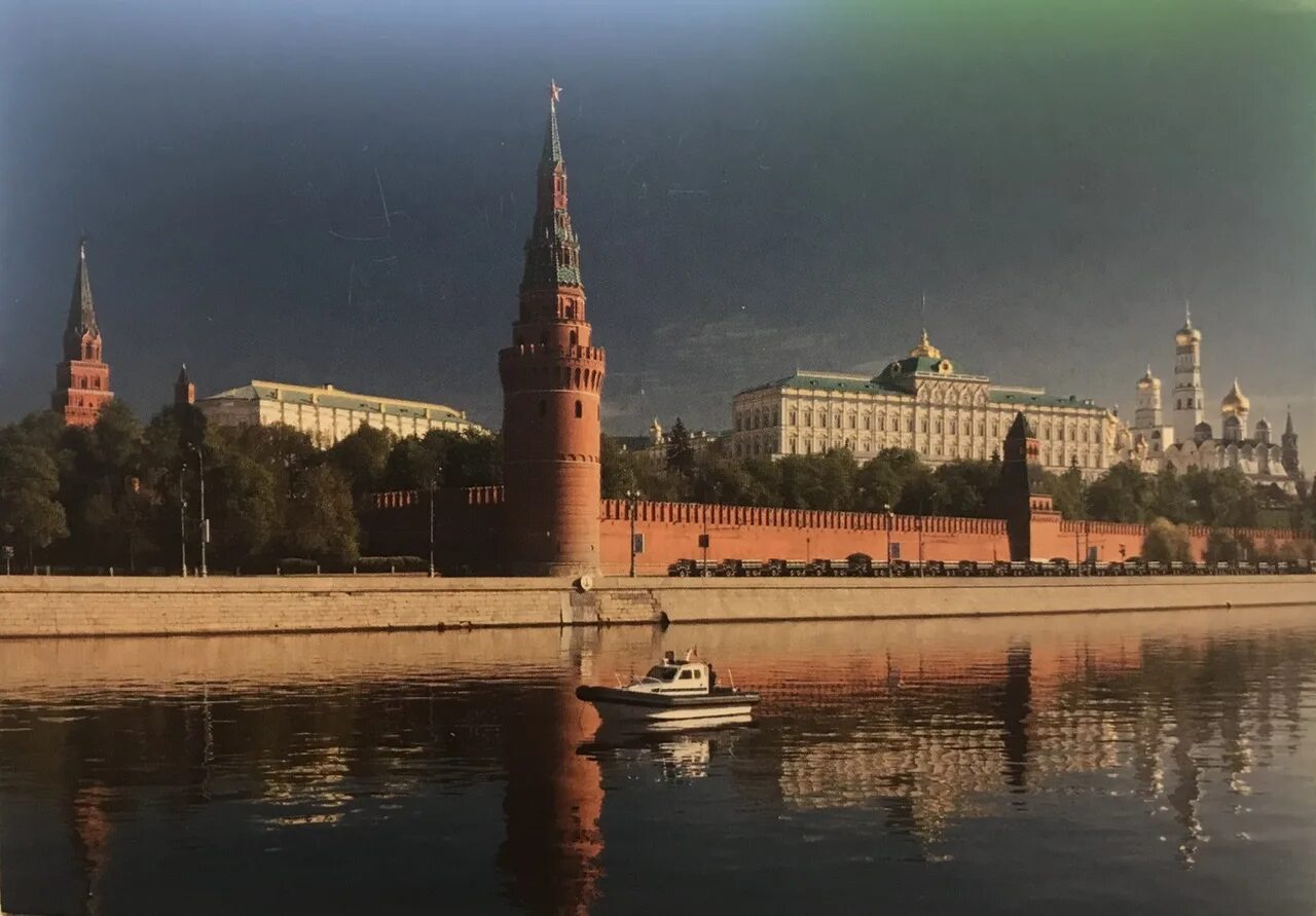 Москва река Кремль. Вид на Кремль с Москва реки. Московский Кремль со стороны реки. Москва река Кремль фото.