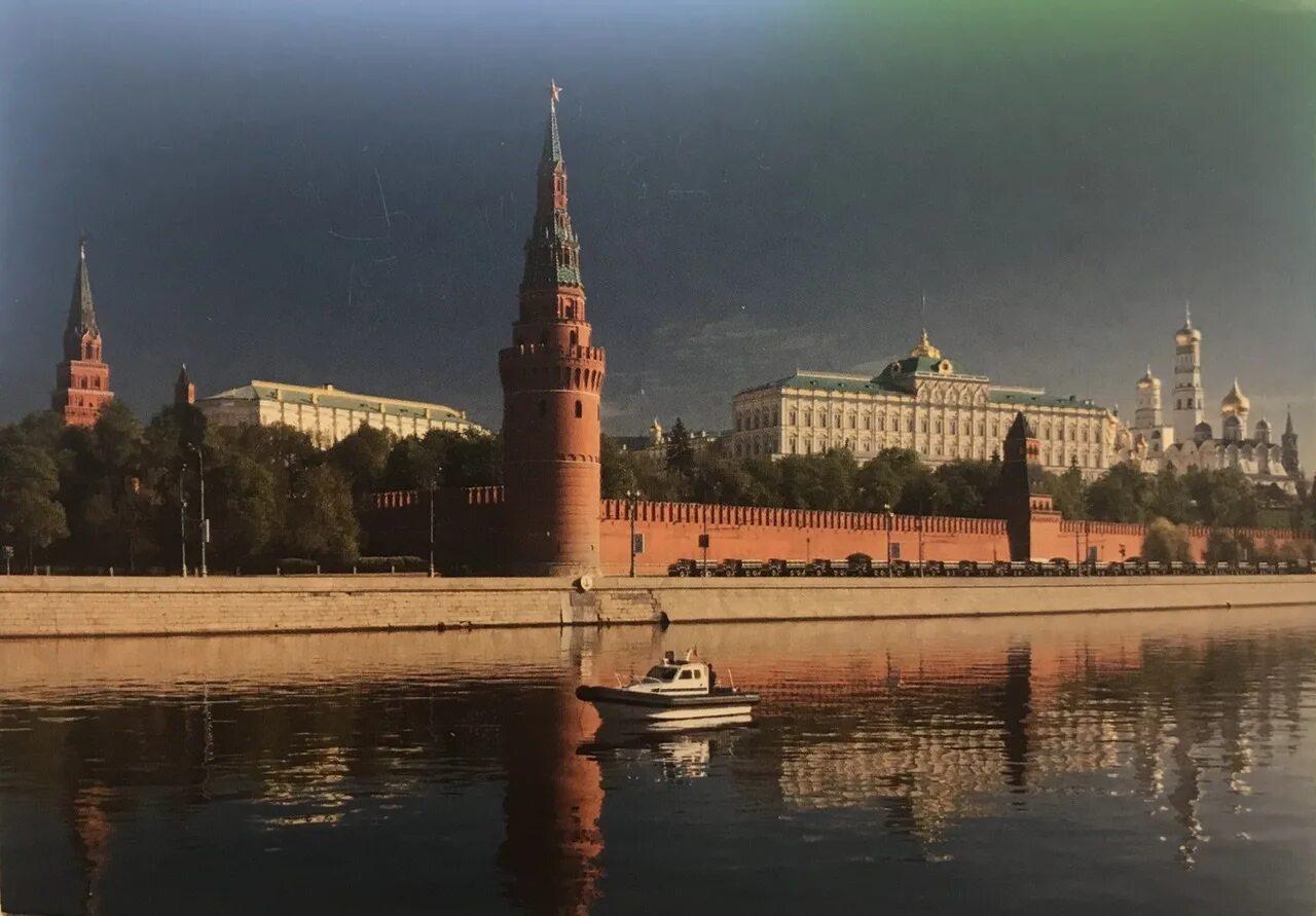 Реки у стен московского кремля какие протекают. Москва река Кремль. Вид на Кремль с Москва реки. Московский Кремль со стороны реки. Москва река Кремль фото.