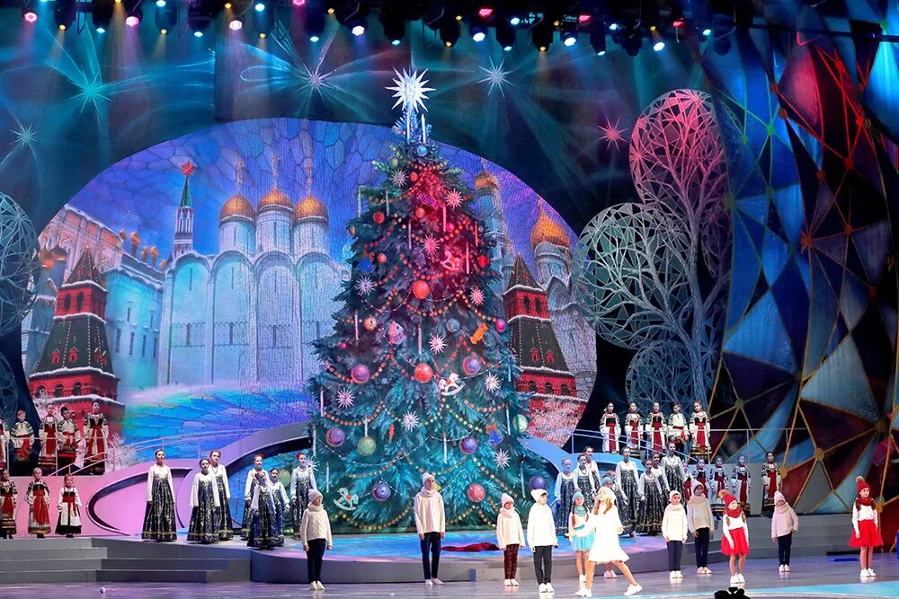 Кремлевская елка. Соборная площадь кремля елка москва. Кремлевская елка 2004. Елка на соборной площади кремля 2022 год. Кремлевская елка.