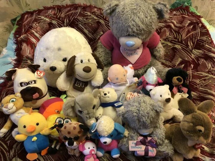 Детские игрушки в комнате. Детские игрушки. Разбросанные игрушки в детской. Много игрушек для детей. Где там много игрушек.