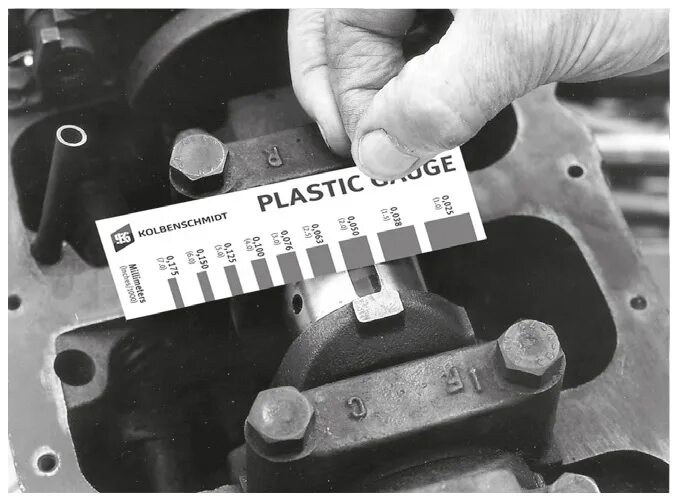 Зазор между вкладышами. Plastigage набор для измерения зазоров. Пластины для замера зазора вкладышей. Пластиковые калибры для измерения зазоров коленвала. Зазор вкладышей коленвала пластигейдж.