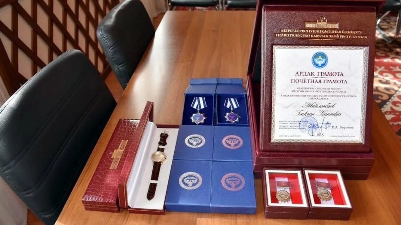 Награждение ценными подарками работников