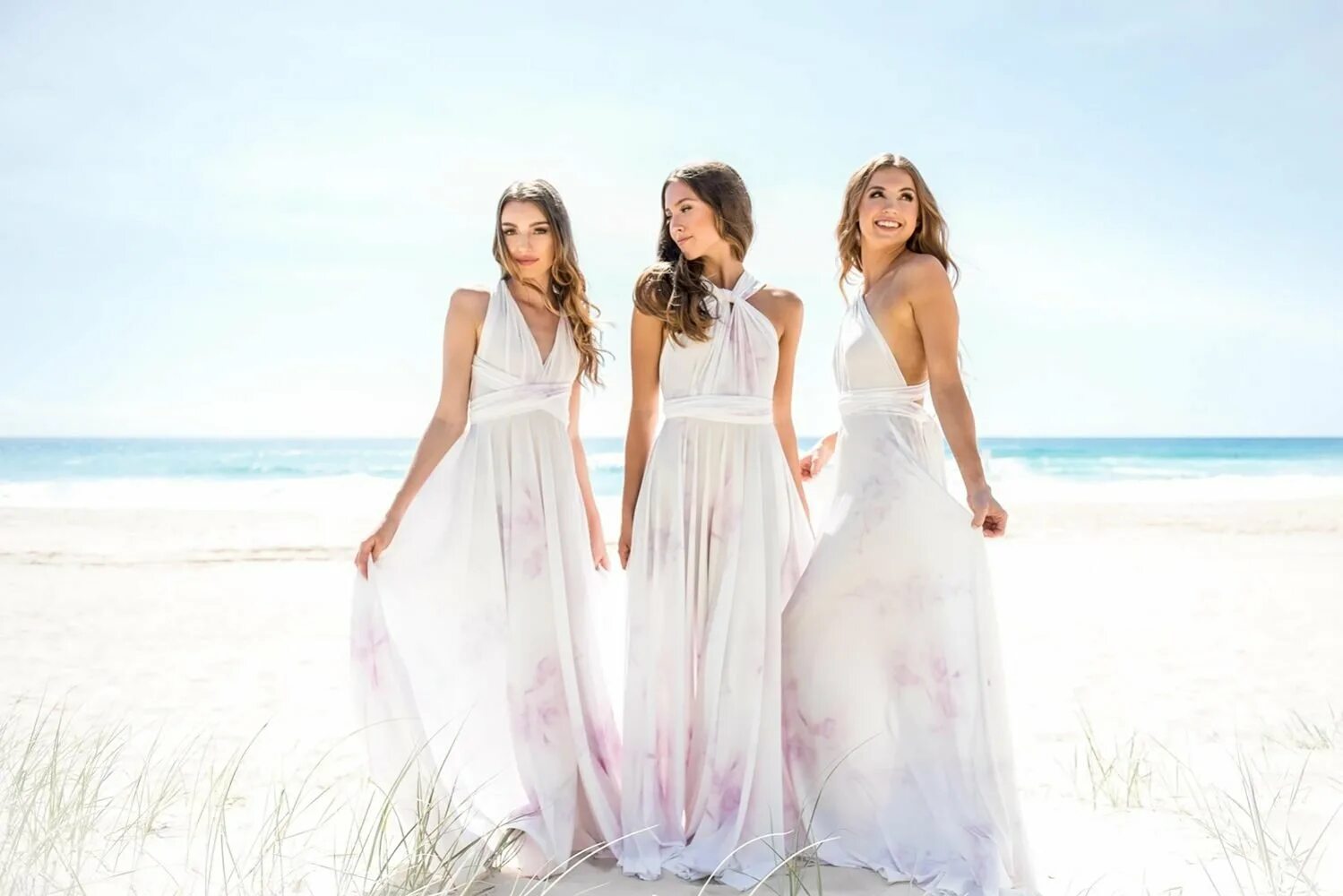 голубые платья для подружек невесты. платье подружки невесты. образ подружки невесты 2023. подружки невесты в разноцветных платьях. модные платья подружкам невесты.