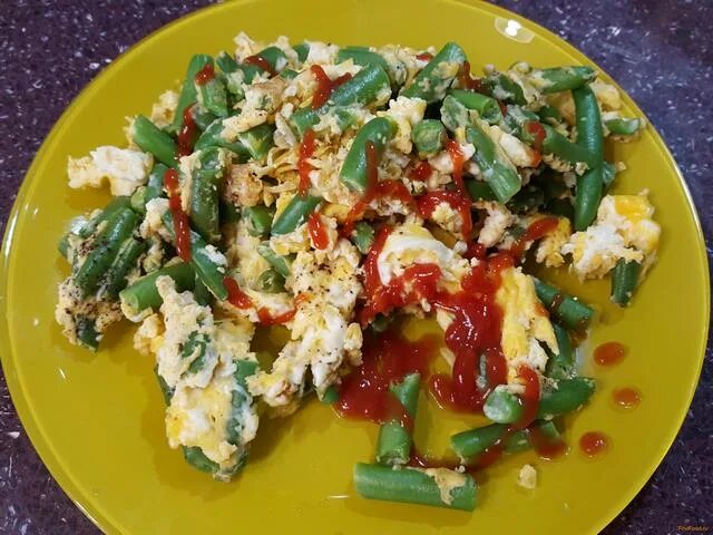 яичница с фасолью стручковой