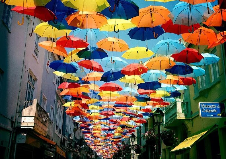Первые зонтики. Улица парящих зонтиков, Агеда, Португалия. Парасоль зонт французский. Разноцветные зонтики. Инсталляция из зонтов.
