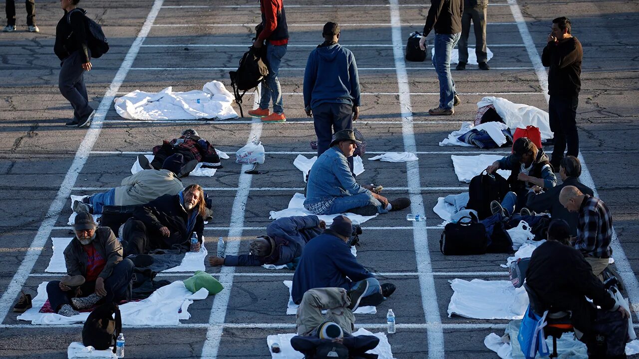 Американские бездомные. Толпа людей на улице. Американские бездомные спят на улице. During pandemic