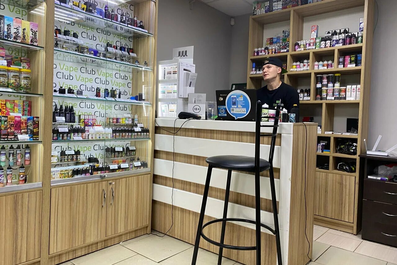 вейп шопы горки. станция vape shop. вейп магазины в америке. стойка с жижами. вейп шоп.
