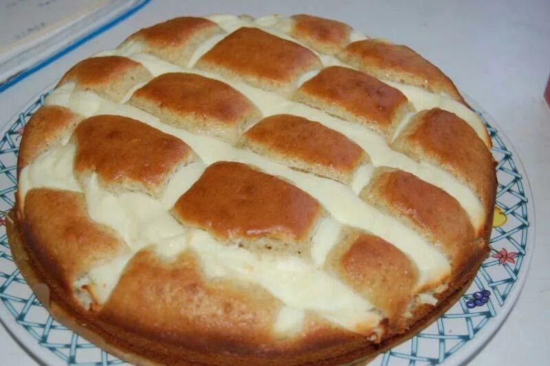 Пирог подушечка с творогом. Французский пирог с заварным кремом. Кухня рецепт пирога подушка. Пирог подушка с творогом без какао. Пирог квадратики.