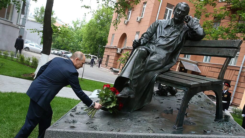 Памятник 2 писателям. Памятник Сергею Михалкову в Москве. Памятник Михалкову Рукавишников. Памятник Сергею Михалкову на поварской улице.