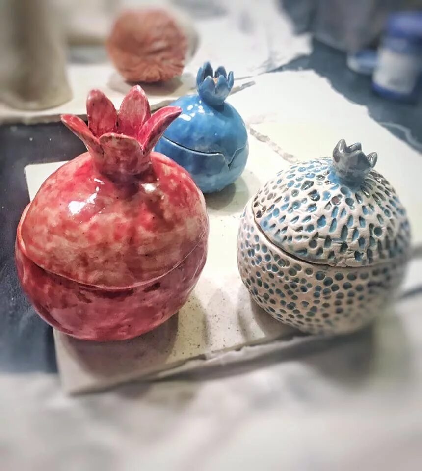 Гранат из глины. Риштанская керамика гранат чашки. Керамический гранат подсвечник. Мастер класс гранат. Граната мастер класс.