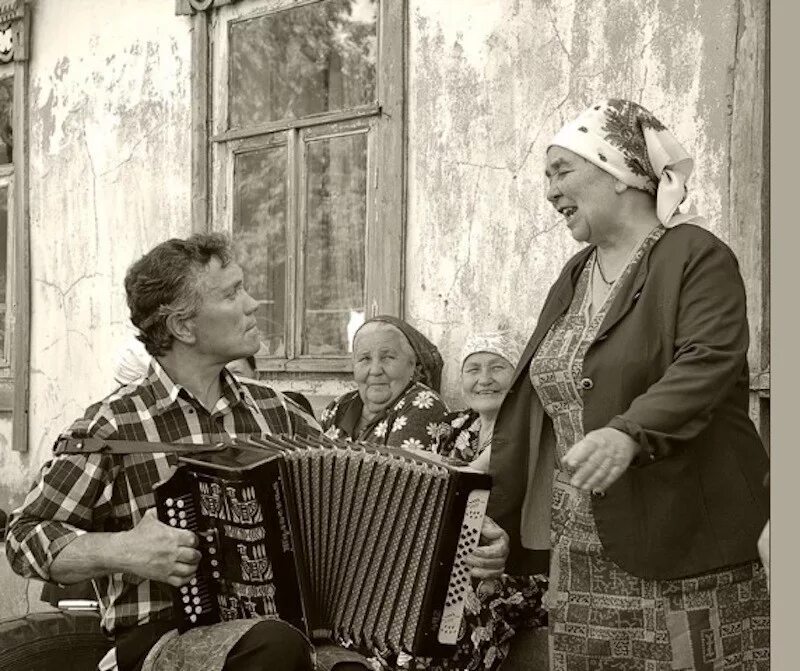 Песни частушки гармонь. Деревенский гармонист Василий Белов. Деревенская гармонь. Посиделки с гармонью. Посиделки в деревне под гармонь.