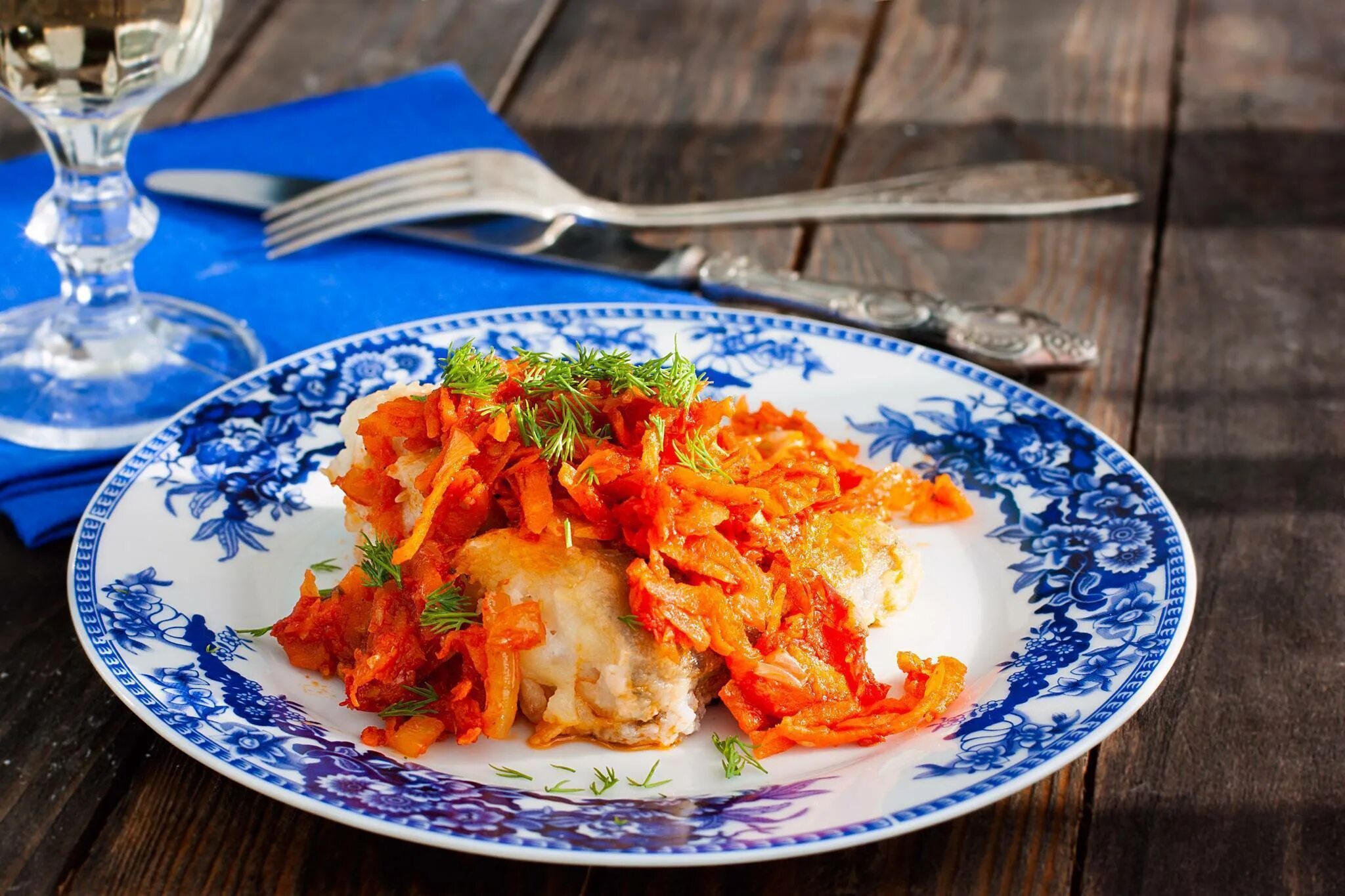 Треска с морковкой и луком. Рыба под маринадом. треска под овощами. треска под маринадом. рыба под морковным маринадом.