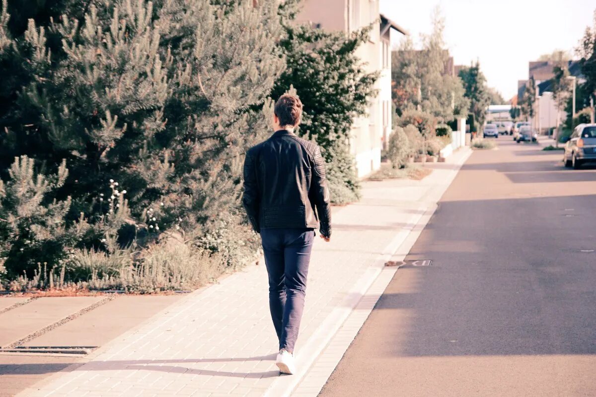 Парень идет без меня. Парень идет без меня. Мужчина идет по дороге. Прогулки на свежем воздухе. Парень на дороге.
