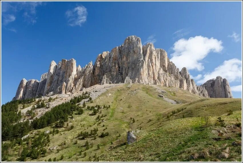 Гора Ачешбок чертовы ворота. Чертовы ворота Тхач. Гора малый Тхач.