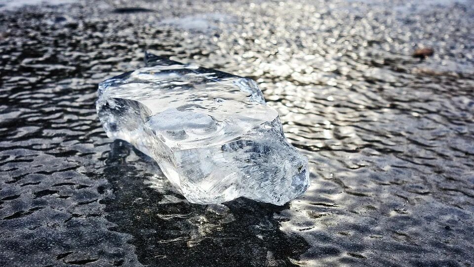 Замерзание воды. Разбитый лед. Большой кусок льда. Расколотый лед. Кусок воды.