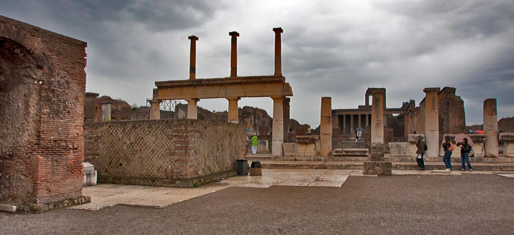 помпеи город грехов фильм 2021. помпеи храм фортуны августа. помпеи улица гробниц. площадь помпеи в нассау. помпеи документальный фильм.