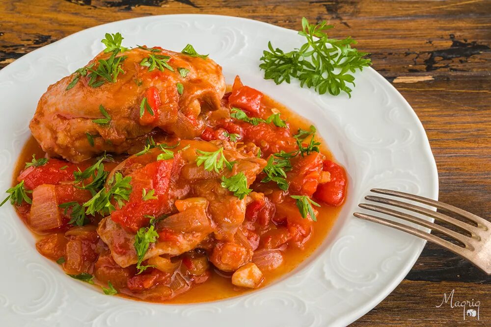 Куриное филе в томатном соусе с овощами. Курица в соусе тикка масала. Куриное филе тушеное в томатном. Курица с грибами в томатном соусе. Куриное филе в томатном соусе.