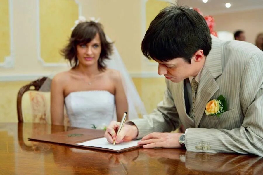 бракосочетание в загсе. молодожены в загсе. во сколько лет можно расписаться в загсе. торжественная роспись в загсе. свадебная фотосессия в загсе.