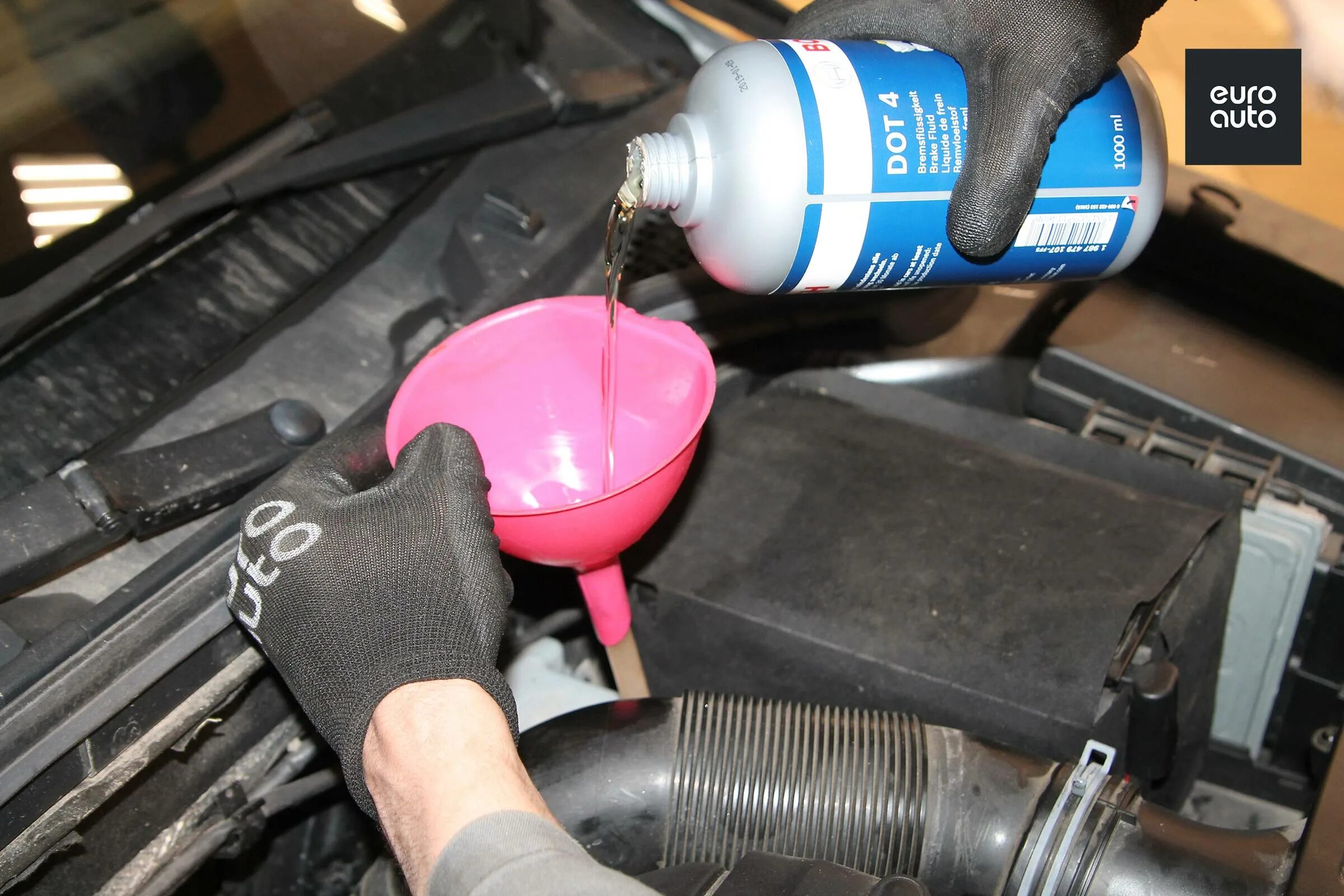 Замена тормозной жидкости нужно ли. Тормозная жидкость в машине. Менять тормозную жидкость. Срок замены тормозной жидкости. Гигроскопичность тормозной жидкости.