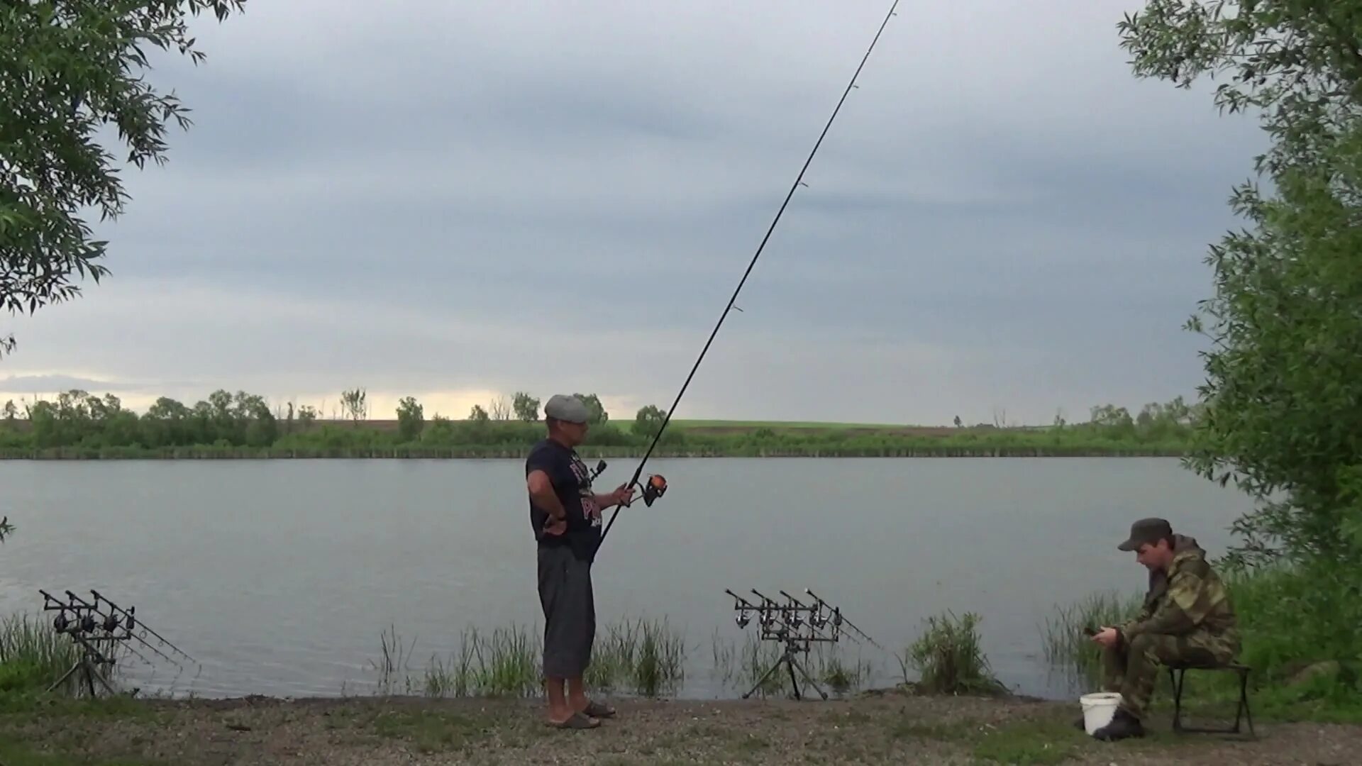 счастливый рыбак. фото с рыбалки прикольные. щука окунь судак рыбалка. река искона рыбалка. плохой улов.