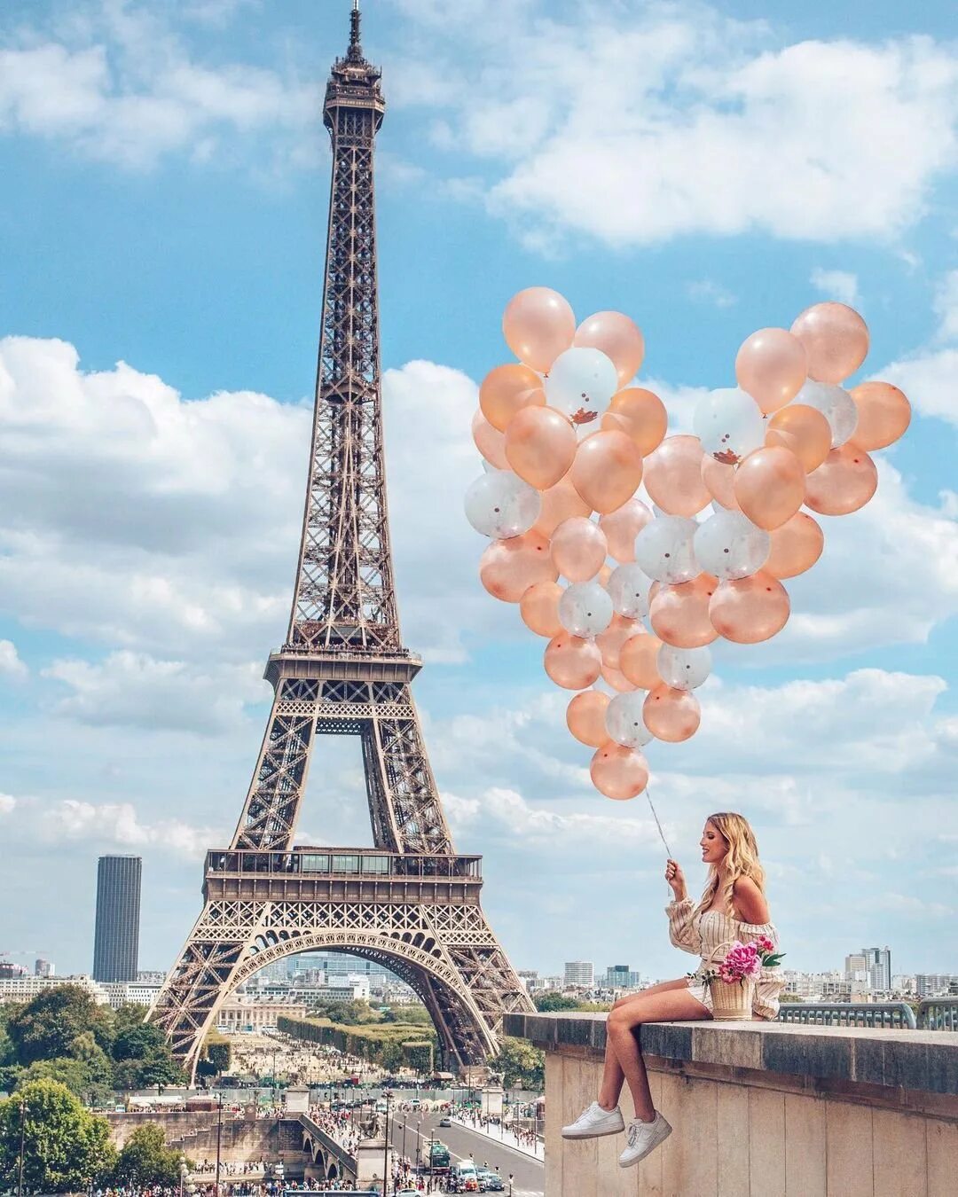 Шарами парижа. Эйфелева башня в Париже. Ялта эльфелева башня. Эйфелева башня в Париже фото. Фон Париж Эйфелева башня.