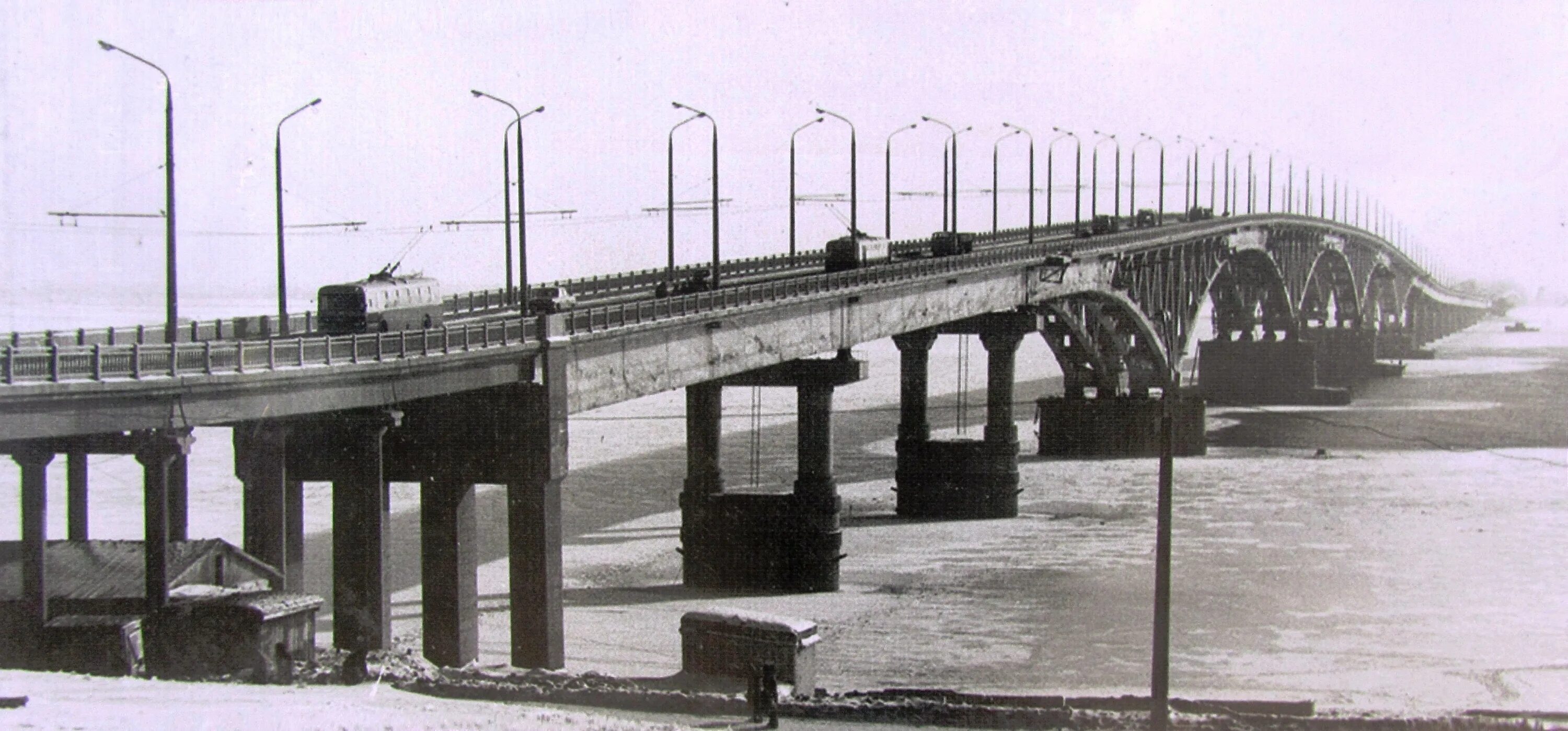 В каком году был построен мост. Мост саратов энгельс 1965 год. саратов автодорож мост. энгельсский мост старый саратов. троллейбус через мост саратов энгельс.