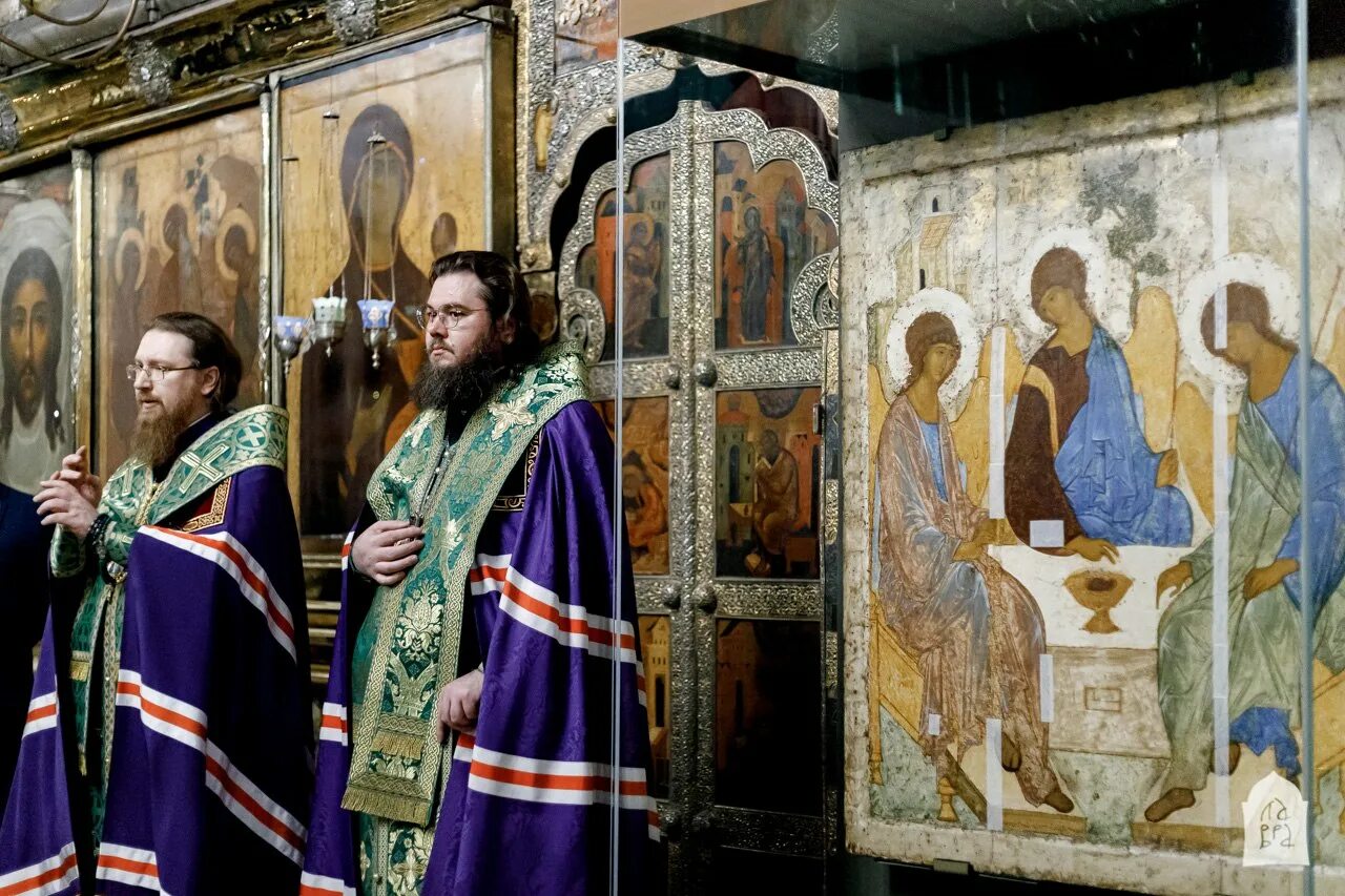 Икона святой троицы в храме христа спасителя