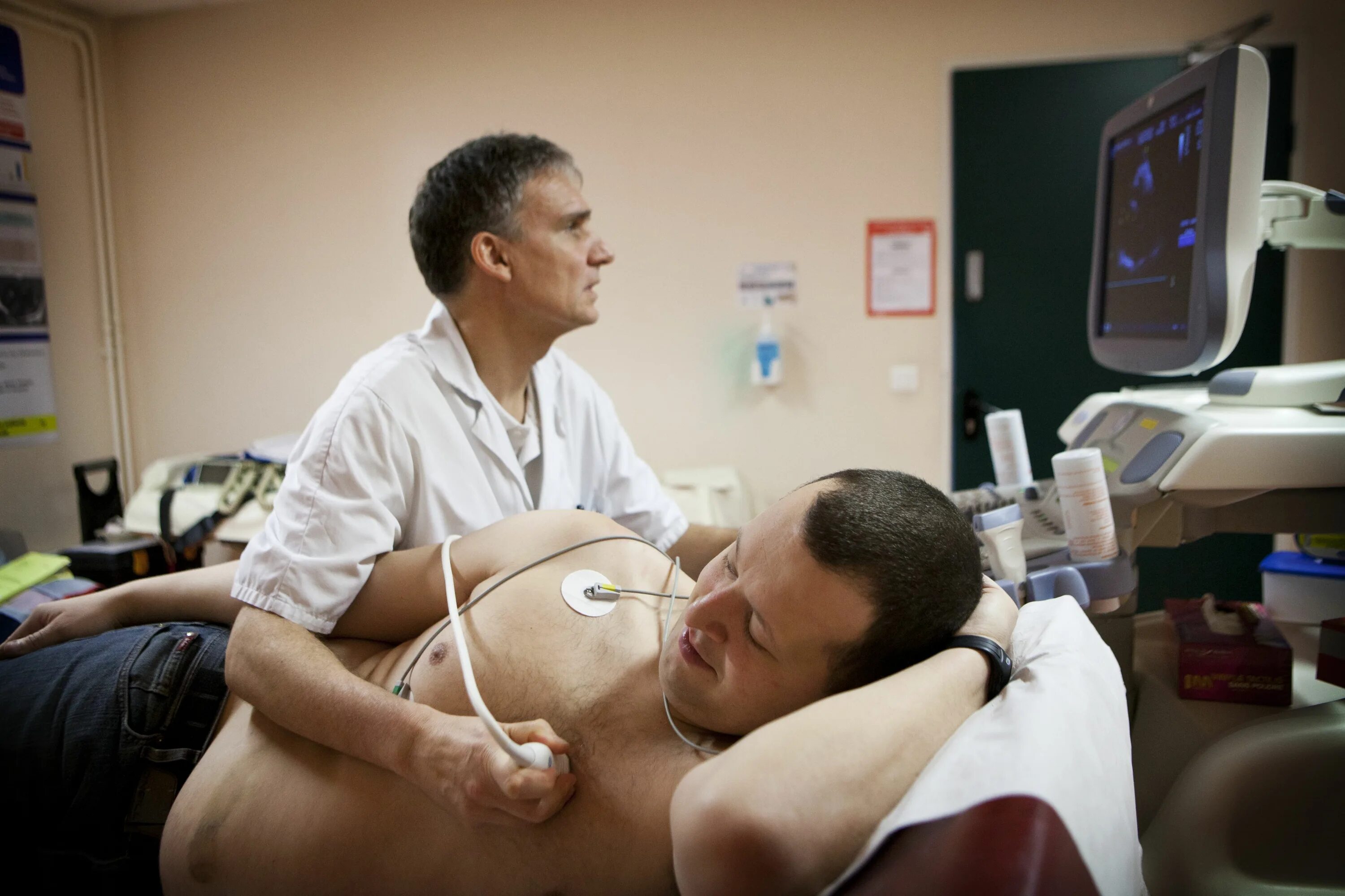 Эхо в медицине. Эхо электрокардиография. эхоэлектрокардиография. узи сердца. эхокардиография сердца.