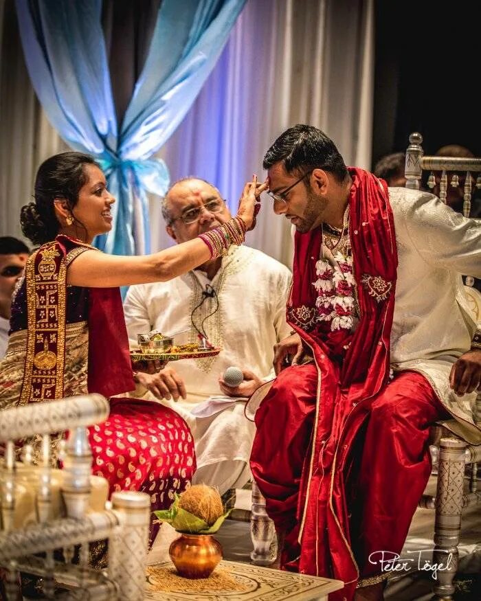 Церемония Тилак в Индии. Тилак брачный Индии. Церемония обручения в Индии. Свадебные традиции в Индии.